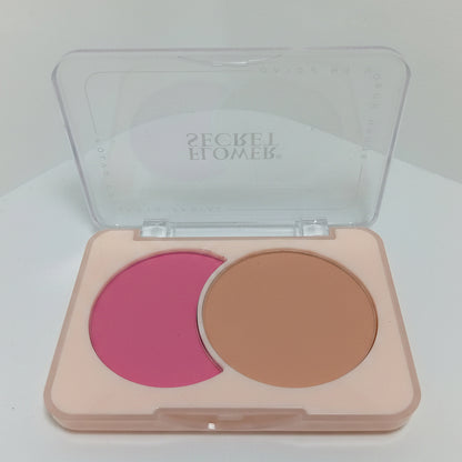 Estuche Flower Secret abierto mostrando el rubor rosa y el polvo compacto